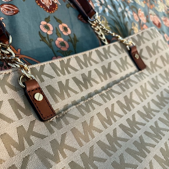 Michael Kors Jet Setter Purse - Picture 7 of 14